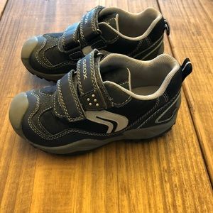 Toddler tennis shoes